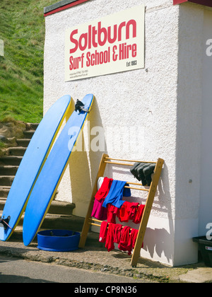 Surf-Schule, die aufbauend auf der Promenade am Saltburn am Meer Stockfoto