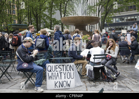 2012: Maifeiertag Aktionen & Veranstaltungen in den Straßen & Parks von New York City. Besetzen & andere Aktivistengruppen waren in großer Zahl. Stockfoto