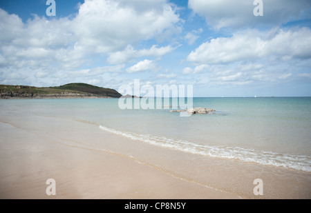 Der Strand Plage de Longchamp im Frühjahr von Saint-Lunaire, einem Badeort in der Nähe von Saint-Malo in der Bretagne, Frankreich Stockfoto