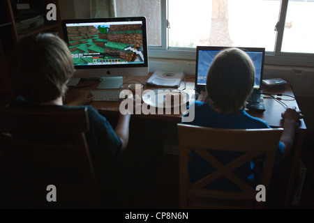 Zwei Jungs spielen mir fertige Video-Spiel zu Hause. Stockfoto