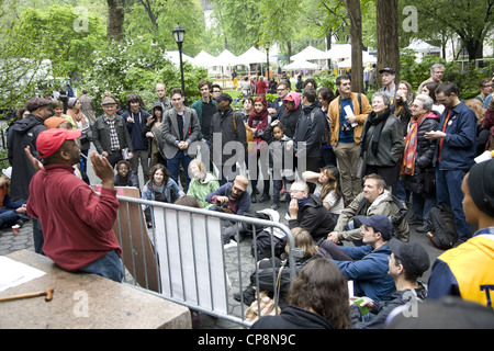 2012: Maifeiertag Aktionen & Veranstaltungen in den Straßen & Parks von New York City. Freie Universität Klassen im Madison Sq. Park von Occupy organisiert. Stockfoto