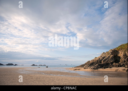 Die Grande Plage des Badeortes Saint-Lunaire an der Nordküste der Bretagne bei Ebbe in der Morgendämmerung Stockfoto