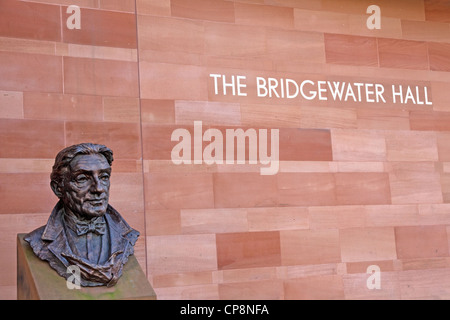 Skulptur / Büste von Sir John Barbirolli (von Byron Howard), außerhalb der Bridgewater Hall, Barbirolli Square, Manchester, UK Stockfoto