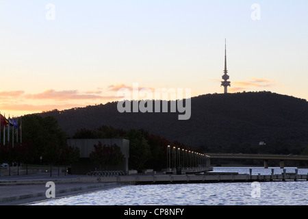 Sonnenuntergang Bild des Lake Burley Griffin mit dem Telstra Tower im Hintergrund Canberra ACT Australien Silhouette Stockfoto