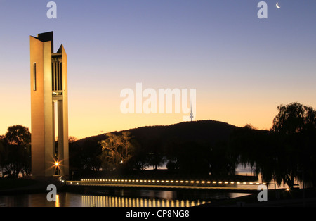 Sonnenuntergang Bild der nationalen Carillion, Aspen Island mit dem Telstra Tower im Hintergrund Canberra Australien Stockfoto