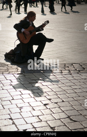 Eine männliche Straßenmusikant Gitarre an der Vorderseite des Hard Rock Cafe auf dem Marktplatz, Krakau, Polen. Stockfoto