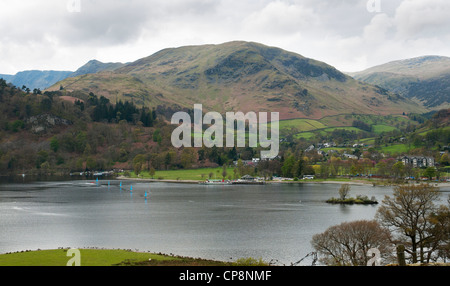 Ansicht des Glenridding mit Ullswater im Vordergrund und Fells hinter Seenplatte, Cumbria, UK Stockfoto