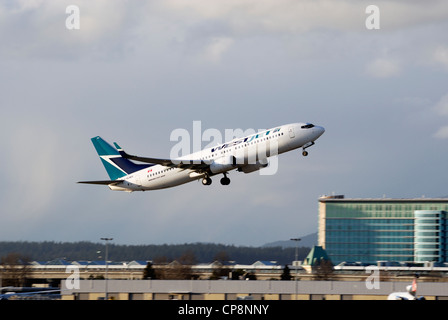 WestJet C-GJWS Boeing 737 - 8CT abheben vom Vancouver International Airport. Stockfoto