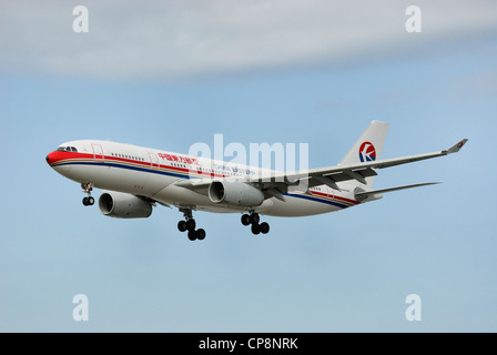 China Eastern AirBus A330-200 auf Endanflug. Stockfoto