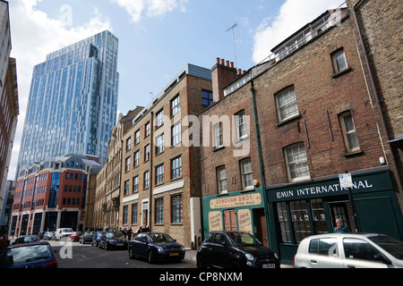 Emin Internation Galerie mit dem Nido Spitalfields Turm im Hintergrund, Crispin Street, Tower Hamlets, London, UK, E1 Stockfoto