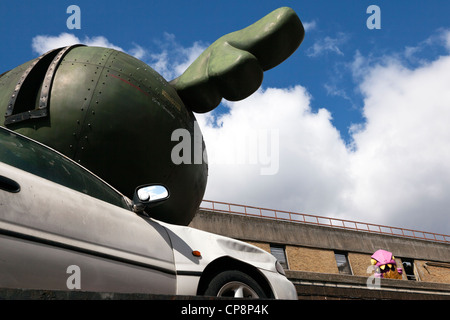 Auto zerquetscht durch eine geflügelte Bombe von D * Face, Dray Walk, Brick Lane, London, England, UK. Stockfoto