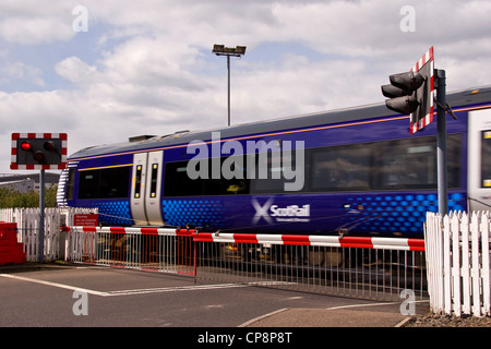 ScotRail-s-Bahn vorbei an einem Bahnübergang nähert sich der Station in städtischen Dundee, Großbritannien Stockfoto