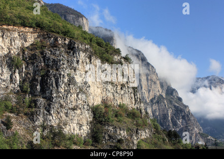 Wolken in den Dolomiten bei Mezzocorona, Region Trentino-Südtirol, Italien. Stockfoto