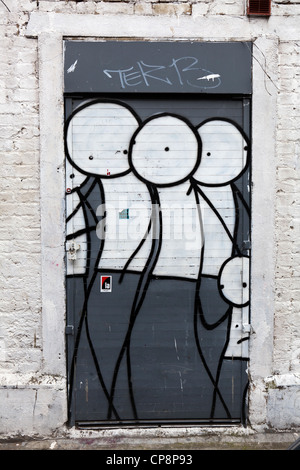 Stik Figuren bemalt auf eine Ladenfront, Parfett Street, Whitechapel, London, UK. Stockfoto