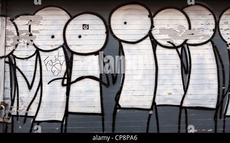 Stik Figuren bemalt auf eine Ladenfront, Fieldgate Straße, Whitechapel, London, UK. Stockfoto