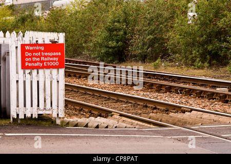 Ein Bahnübergang Zeichen Warnung Menschen, dass sie £1000 bestraft werden, wenn sie auf die Schiene Hausfriedensbruch verfolgt in städtischen Dundee, Großbritannien Stockfoto