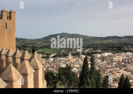 Festungsmauern der Wallfahrt Kirche von Sant Salvador in Artà, Mallorca, Spanien Stockfoto