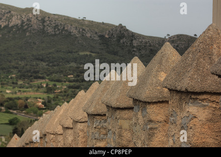 Festungsmauern der Wallfahrt Kirche von Sant Salvador in Artà, Mallorca, Spanien Stockfoto