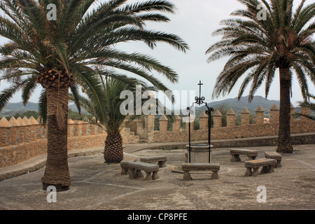 Festungsmauern der Wallfahrt Kirche von Sant Salvador in Artà, Mallorca, Spanien Stockfoto