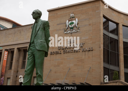 Die Donald Dewar Statue außerhalb Glasgows Royal Concert Hall. Stockfoto