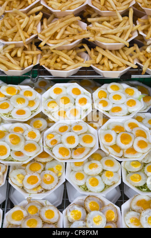 Wachtel-Spiegeleier und Pommes Frites zum Verkauf an Chatuchak Market Stockfoto