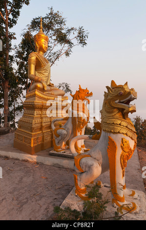 Elk208-3251v Thailand, Mae Hong Son, Wat Phra, dass Doi Kong Mu, Wächter Figuren mit Buddha-Figur Stockfoto