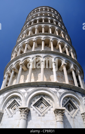 Niedrigen Winkel-Blick auf den Campanile von Pisa Kathedrale - die berühmten "schiefen Turm" - in Pisa, Toskana, Italien Stockfoto