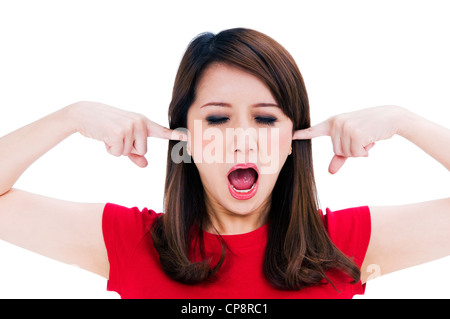 Frustrierte junge Frau mit den Fingern in den Ohren Stockfoto