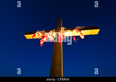 Dieses schöne alte raue Kreuz steht den Test der Zeit! Christus starb für unsere Sünden ein für allemal! Stockfoto