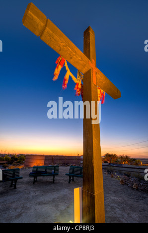 Dieses schöne alte raue Kreuz steht den Test der Zeit! Christus starb für unsere Sünden ein für allemal! Stockfoto