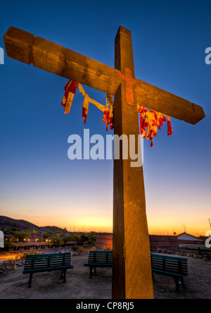 Dieses schöne alte raue Kreuz steht den Test der Zeit! Christus starb für unsere Sünden ein für allemal! Stockfoto