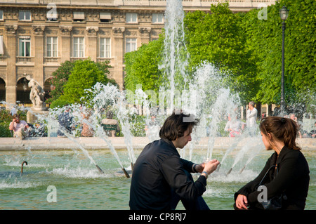 Paar bei der Wasserfontäne im Jardin du Palais Royal, Paris, Frankreich Stockfoto