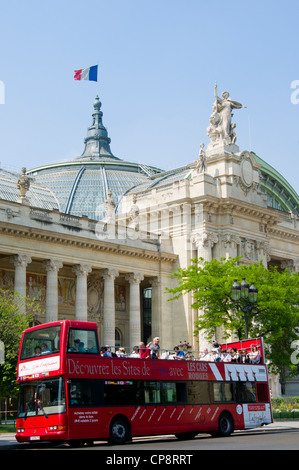 Roten Sightseeing Tourbus vor Le Grand Palais, Paris, Frankreich Stockfoto