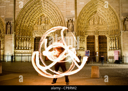 Feuer Darsteller vor der Kathedrale Notre Dame, Paris, Frankreich Stockfoto