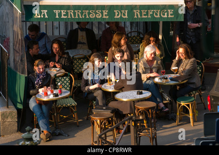 Straßencafé-Terrasse des Le Refuge in Montmartre, Paris, Frankreich Stockfoto