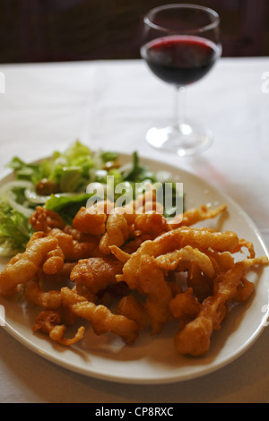 Spanischen Stil knusprige Calamari serviert im Restaurant in Pasai Donibane, Baskenland, Spanien Stockfoto