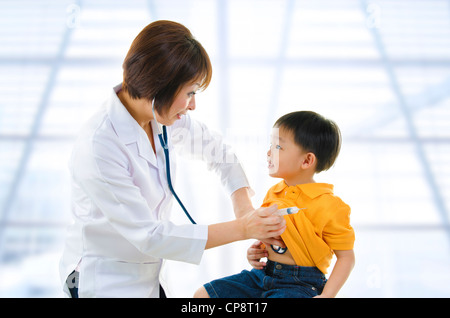 Kinder Arzt Prüfungen Kleinkind mit Stethoskop Stockfoto