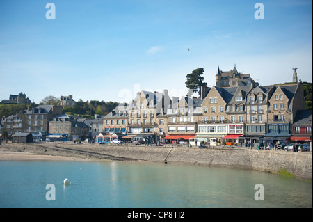 Waterfront mit traditionellen Granithäuser und Restaurants in Cancale, die Auster-Hauptstadt an der Nord Küste der Bretagne Stockfoto