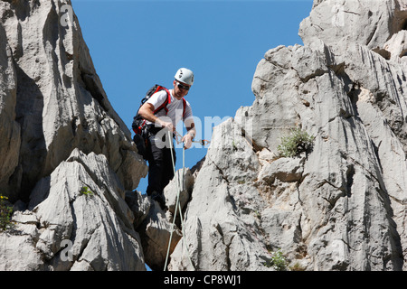 Kletterer auf dem Hügel im Nationalpark Paklenica. Stockfoto