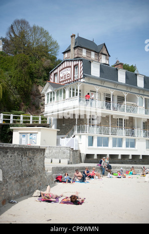 Die 2km lange Strand Grande Plage des St-Cast-le-Guildo grenzt Hotels aus dem 19./20. Jahrhundert, Bretagne, Frankreich Stockfoto