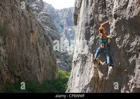 Kletterer auf dem Felsen im Nationalpark Paklenica Stockfoto