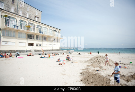 Die 2km lange Strand Grande Plage des St-Cast-le-Guildo grenzt Hotels aus dem 19./20. Jahrhundert, Bretagne, Frankreich Stockfoto