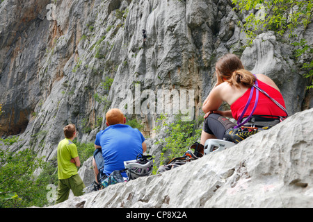 Kletterer beobachten Bergsteiger auf Felsen im Nationalpark Paklenica Stockfoto