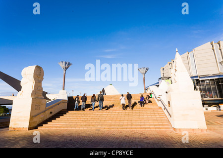 Eine Gruppe von Menschen zu Fuß über die Treppe auf dem Civic Square, Wellington, Neuseeland. Stockfoto