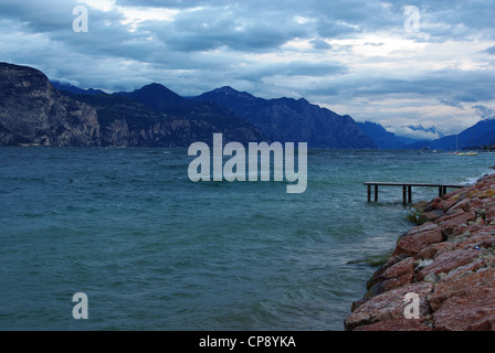 Windiger Tag am Gardasee in der Nähe von Castelletto di Brenzone, Italien Stockfoto