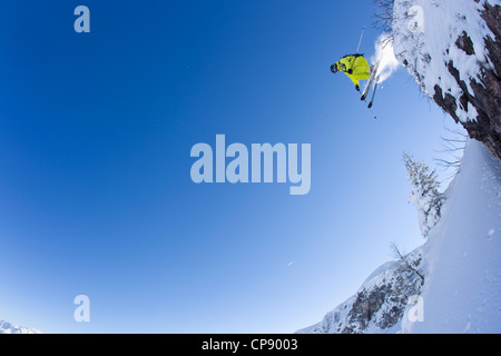 Österreich, Tirol, Kitzbühel, Mitte erwachsenen Mannes Skifahren Stockfoto