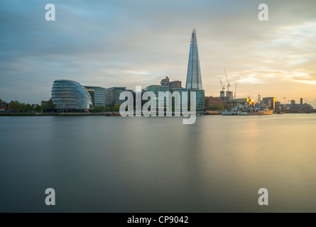 Ansicht der Themse vom Tower Bridge, London City Hall, Shard, More London und Hms Belfast im Hintergrund am Sonnenuntergang in London Stockfoto