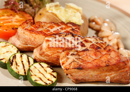 Fleisch mit gegrilltem Gemüse Stockfoto