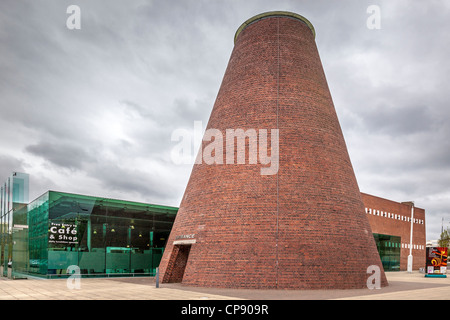 Das Pilkington Glas Museum in St. Helens bekannt als World of Glass, mit Eingang durch einen alten Ofen Backstein gebaut. Stockfoto