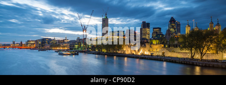 Themse in der Abenddämmerung mit Swiss Re Tower, Tower 42, Minster Court, Gherkin & Tower Of London im Hintergrund, London, UK Stockfoto